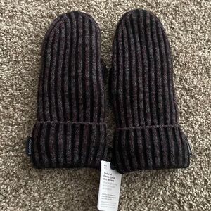 Lululemon M/L Textured Fleece-Lined Knot Mittens